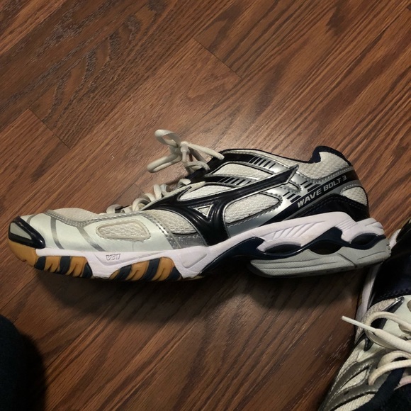 Tennis shoes - Picture 3 of 3